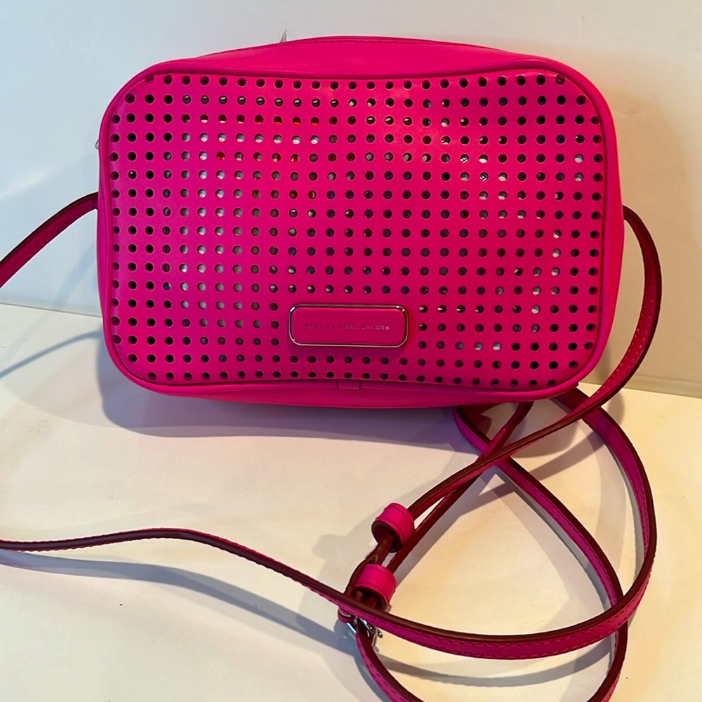 Marc by Marc Jacobs - women’s Sally Perf leather Crossbody bag in Fuchsia - Picture 2 of 12